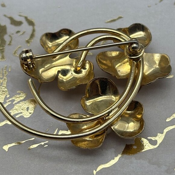 Adorable Brushed Gold Tone 3 Flower Brooch Pin Faux Pearl Centers Classic Look - Picture 5 of 5